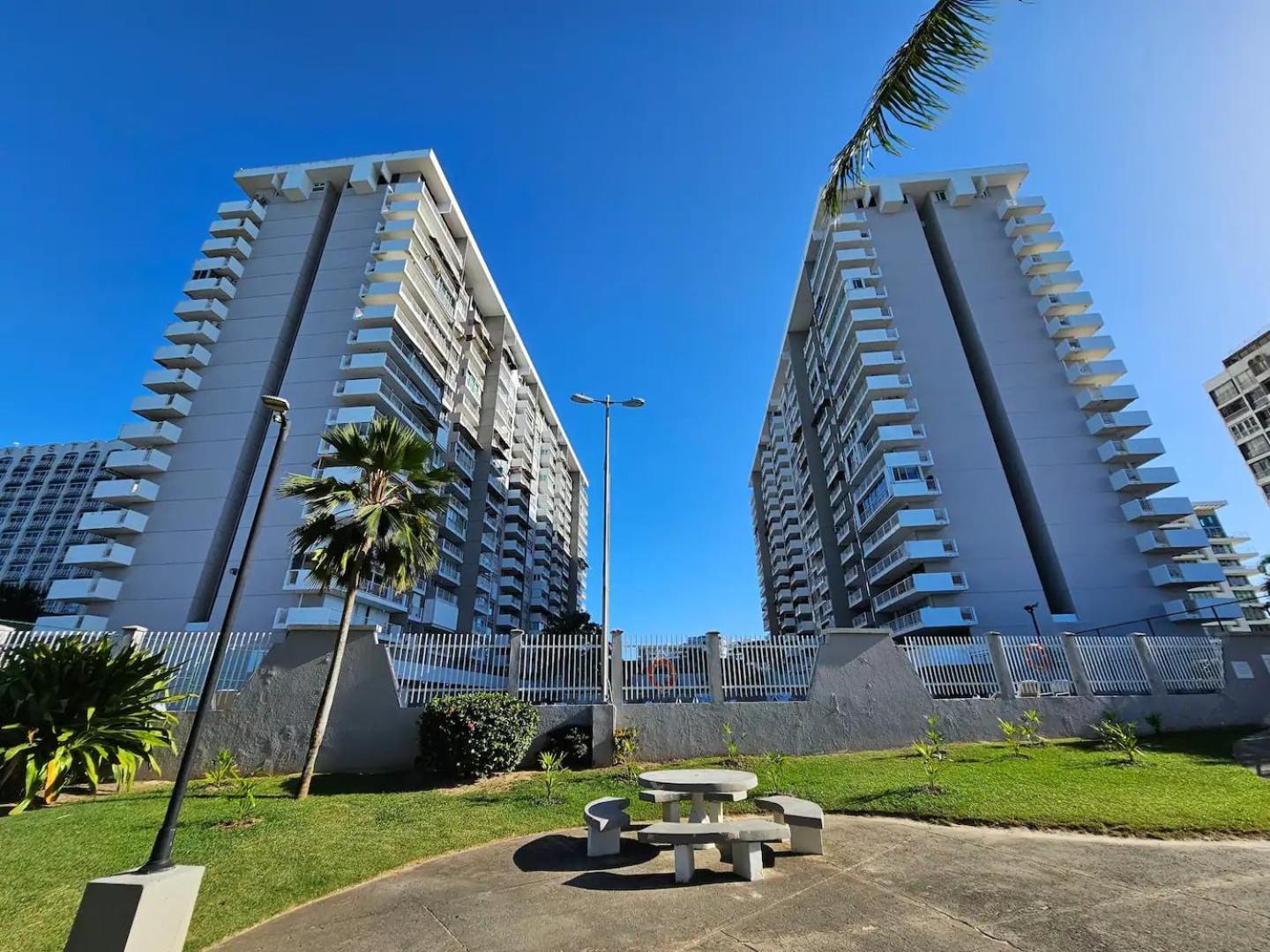 Steps From Foxwoods- Beachfront Retreat With Pools San Juan Exterior foto